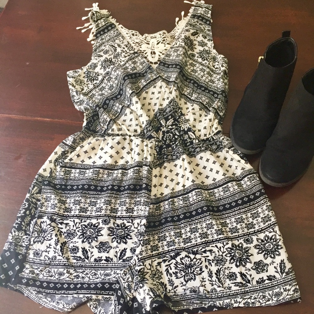 Sleeveless V-neck romper with crocheted back